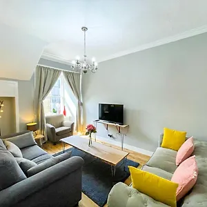 Charming 3 Bed In Old Town Apartment